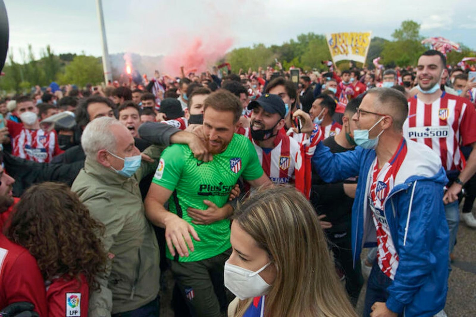 Atlético de Madrid comemora com a torcida. Jogadores ainda estavam com uniforme de jogo.