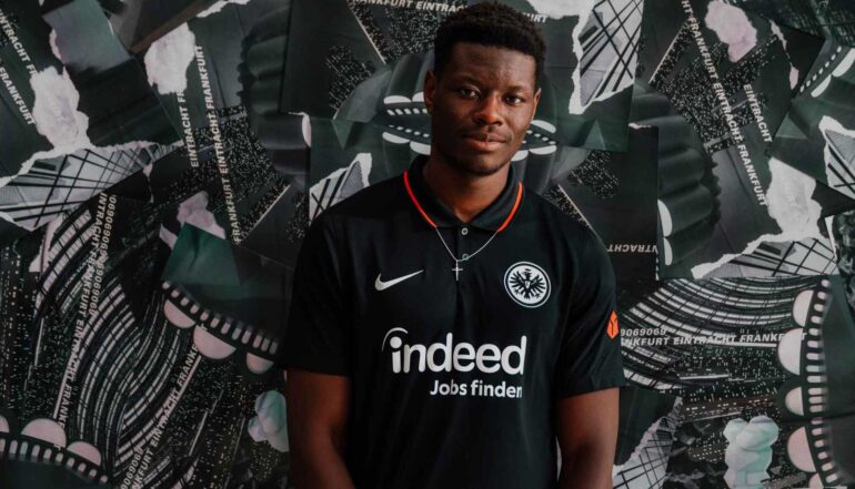 Eintracht Frankfurt e Nike revelam o novo uniforme titular para a temporada 21/22