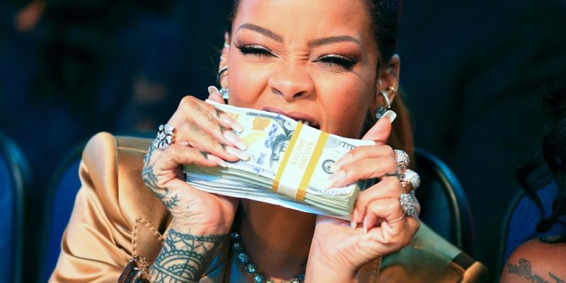 Bilionária, cantora Rihanna não depende mais da música para sobreviver; fortuna é de aproximadamente $ 1,7 BILHÃO