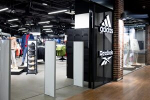 Se livrando de um fardo: Adidas oficializa venda da Reebok para Authentic Brands Groups