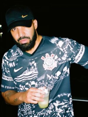 Drake Planeja Abençoar Fã Sortudo Após Ganhar ,3 Milhões Apostando nos Chiefs no Super Bowl