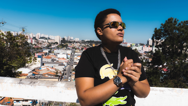 MC Lalão do TDS lança novo hit de funk no Dia da Visibilidade Lésbica