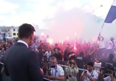 Veja como a torcida do PSG recebeu o atacante Messi