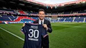 PSG vende quase um milhão de camisas do Messi em 24 horas ; lucro pode chegar a casa dos 100 milhões de euros