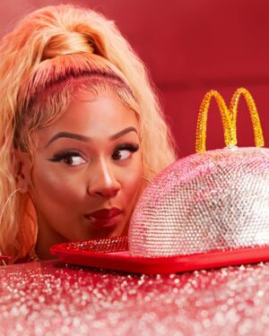 Funcionários do Mc Donald´s nos EUA estão sendo obrigados a rimar ao som do single “Best Friend ” da rapper Saweetie