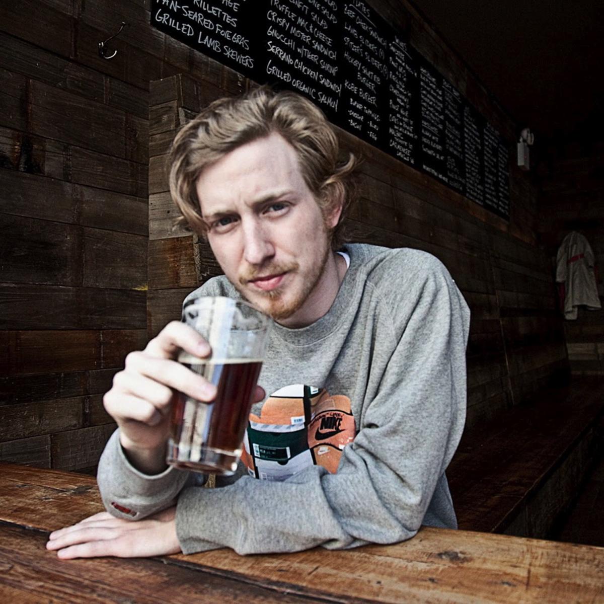 Asher Roth compartilha os singles do projeto   ‘GEV3-Piece” e o vídeo “Snazzy Kat”