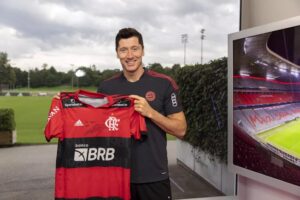 Gabigol e Lewandowski trocam camisas autografadas