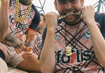 Newport County e Hummel revelam sua nova terceira camisa 21/22 inspirada na Goldie Lookin ‘Chain