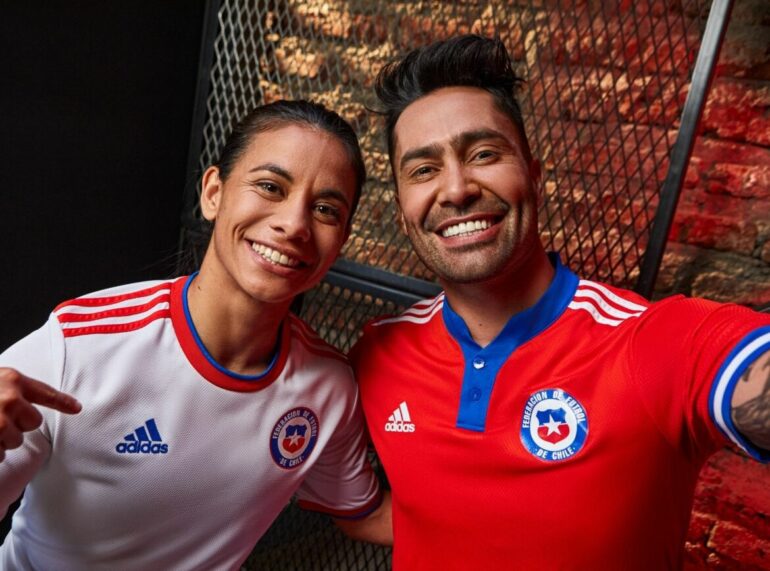Após polêmica, seleção chilena troca Nike pela Adidas e apresenta os novos uniformes para a disputa da temporada 21-22