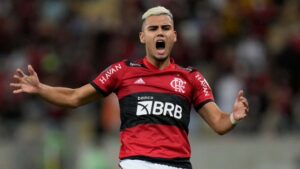 Pogba comemora gol de   Andreas Pereira e cobra camisa do Flamengo