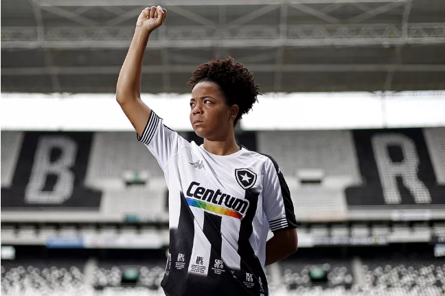 Listras do uniforme do Botafogo são transformadas em gráficos da desigualdade causada pelo racismo