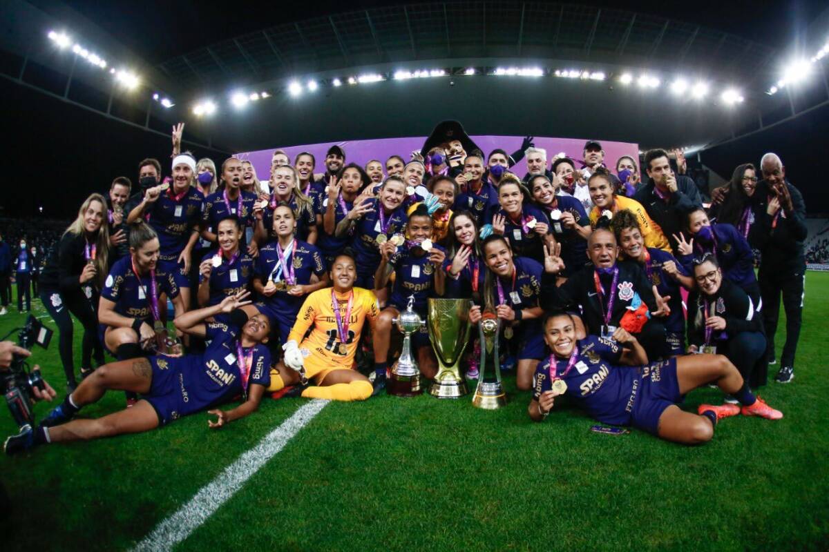 Corinthians conseguiu a tríplice coroa na temporada após vencer a Libertadores, Brasileiro e Paulista