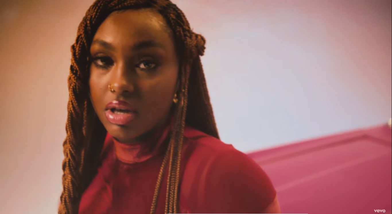 Tiana Major9 retorna para o lançamento dos visuais de “2 Seater”, ao lado de Smino