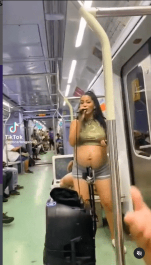 Grávida,  Alice K, viraliza ao cantar Bruno Mars em trem no RJ