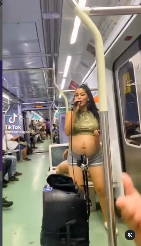 Grávida,  Alice K, viraliza ao cantar Bruno Mars em trem no RJ