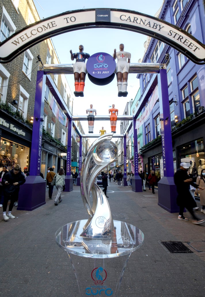 Carnaby Street  é transformada em mesa de pebolim gigante pelos organizadores da EURO 2022