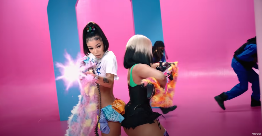 Coi Leray e Nicki Minaj jogam paintball em “Blick Blick”