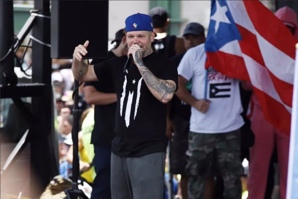 Residente mostra muitas verdades em seu videoclipe “This is not America”, mexe com o ego da extrema direita e critica Bolsonaro; conheça a história do rapper porto-riquenho