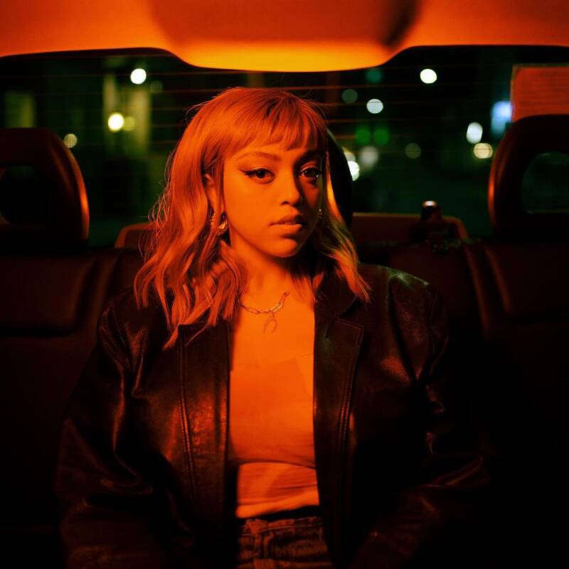 Mahalia fala sobre sua vivência no single “In The Club”.