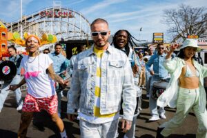 Guess anuncia coleção Guess Originals x J Balvin  Amor