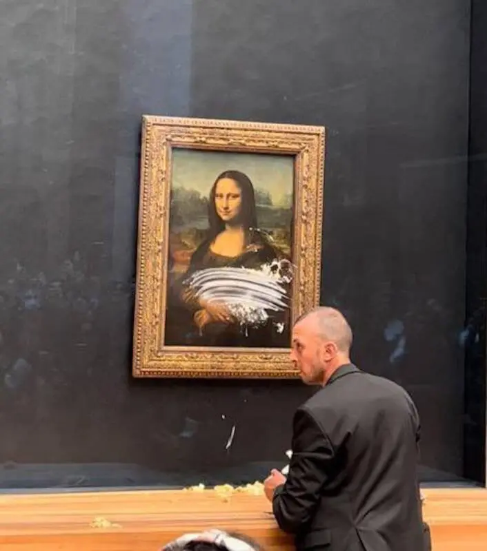 Homem se disfarça de idosa em cadeira de rodas e suja a obra de arte  ‘Mona Lisa’ no museu do Louvre