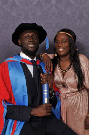 Stormzy recebe diploma honorário da Universidade de Exeter, no Reino Unido por conquistas na educação, filantropia e luta pela igualdade racial