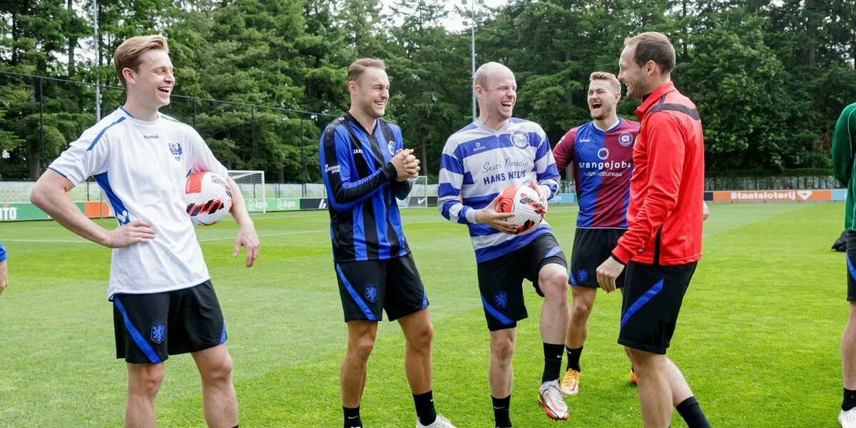 Em homenagem ao “Dia do Futebol” na Holanda, jogadores da seleção utilizam uniformes dos times amadores do início de suas carreiras