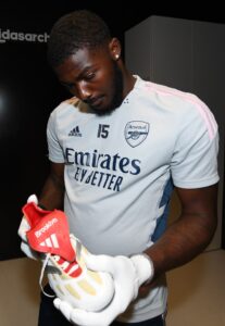 Jogadores do Arsenal visitam o arquivo da adidas durante o treinamento de pré-temporada