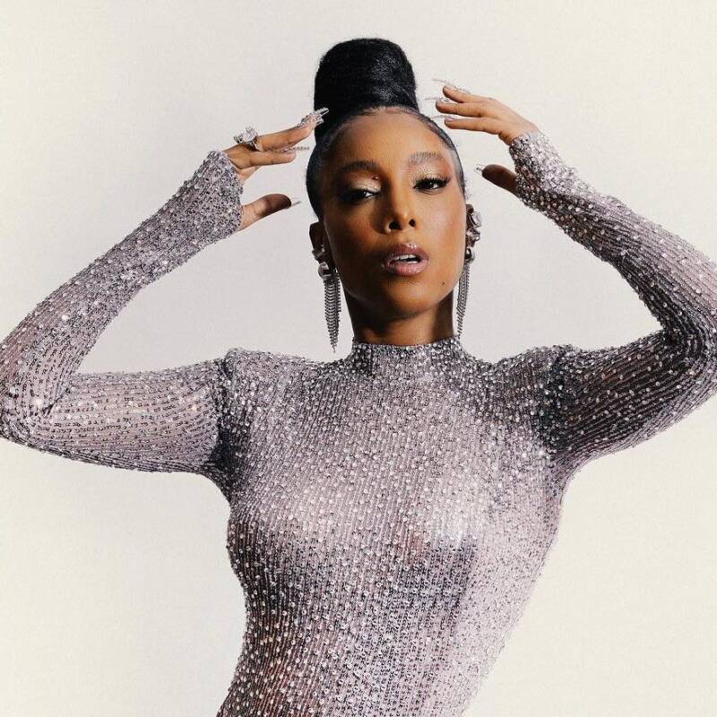 Negra Li estreia como apresentadora do The Town na TV Globo