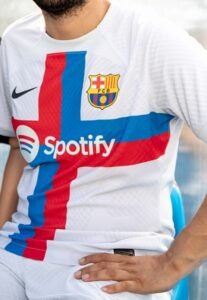 Homenageando a Cruz de Sao Jorge Nike revela a terceira Camisa 2223 do Barcelona 3