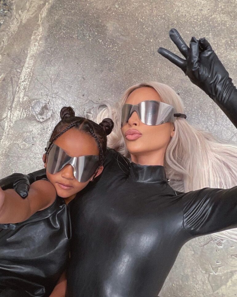 Kim Kardashian aparece com os novos óculos escuros da Yeezy
