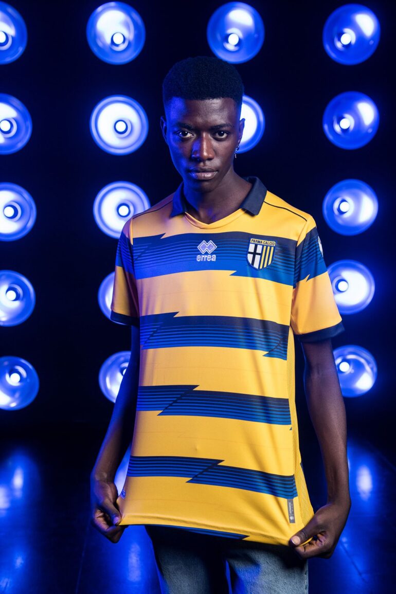 Parma e  Erreà apresentam o novo uniforme reserva para a temporada 22-23