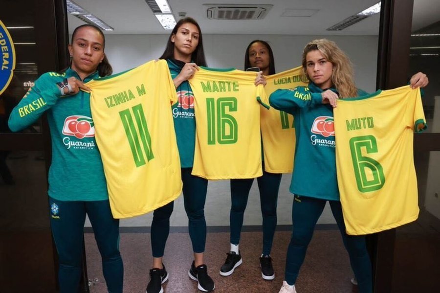 Fora dos games de futebol, jogadoras brasileiras pedem mais visibilidade