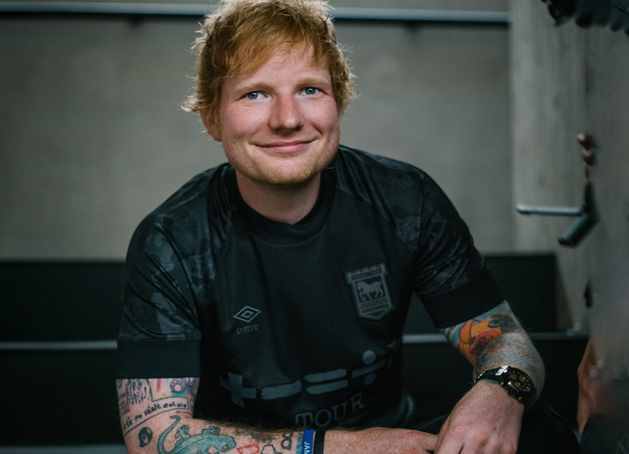 Projetada em colaboração com Ed Sheeran, terceiro uniforme  2022-23  do Ipswich Town é apresentado pela Umbro