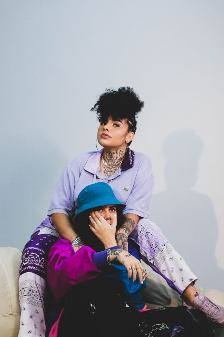 Laura Sette e Larinhx estão juntas no videoclipe “BASIC B*TCH”