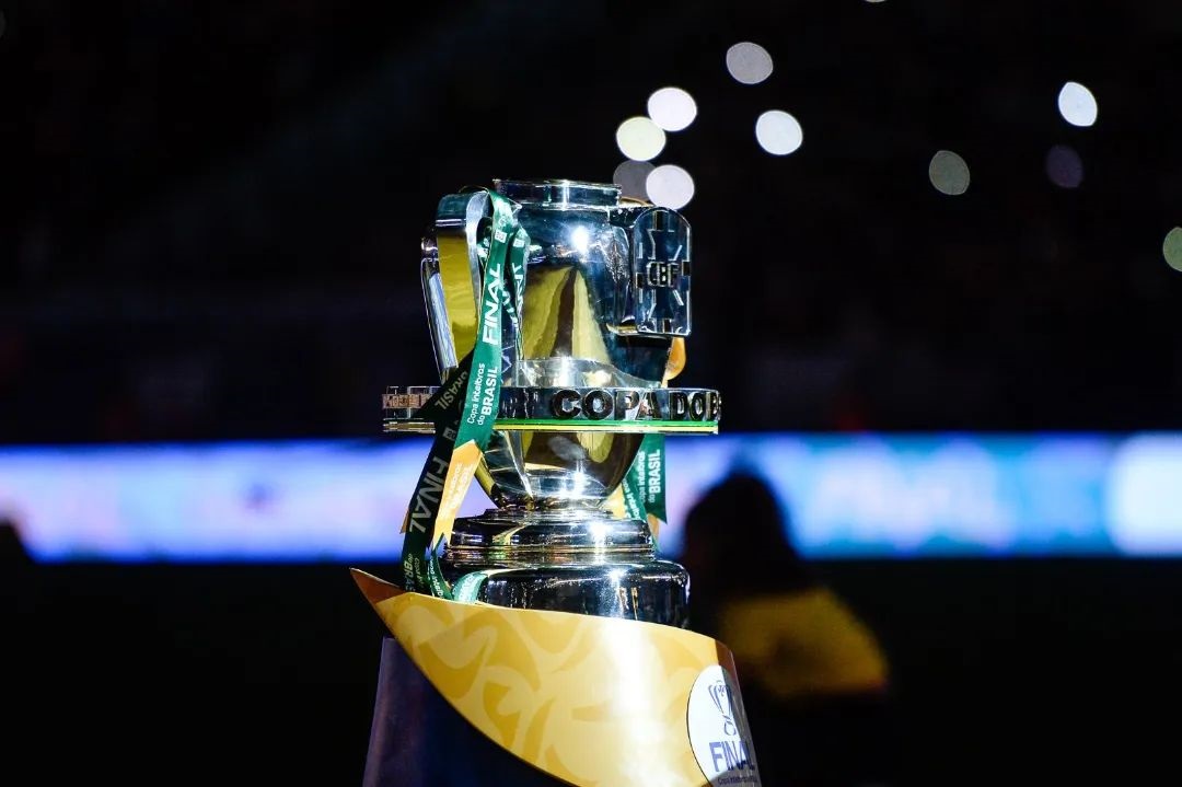Após polêmica com Sal Grosso e Água Benta, CBF mandou  fabricar um novo troféu da Copa do Brasil 