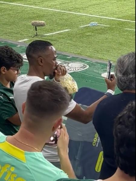 Pai do jogador Endrick se emociona com a estreia do filho no profissional em dia de festa no estádio