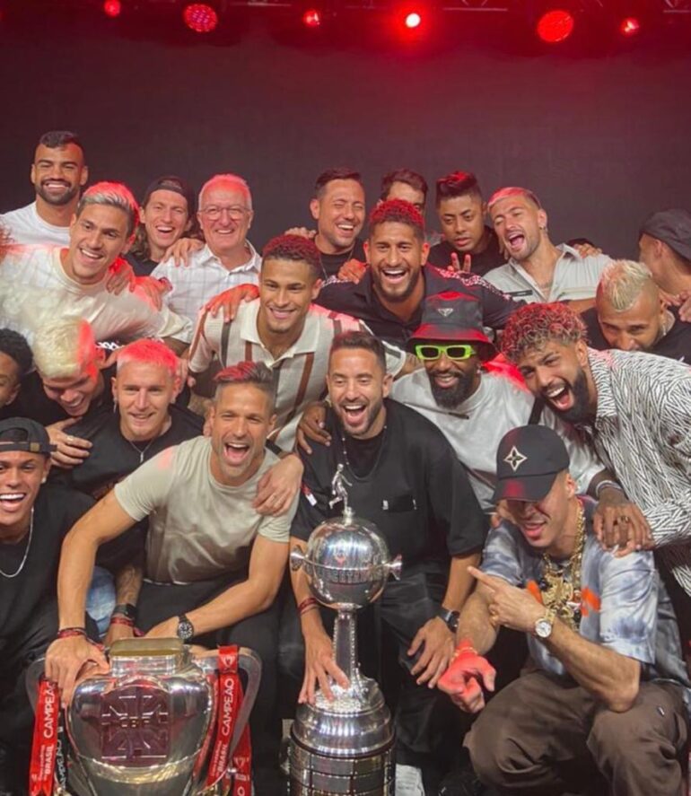 L7nnon se apresenta em festa realizada pelos jogadores do Flamengo; evento comemorou a coquista da Copa do Brasil e Libertadores