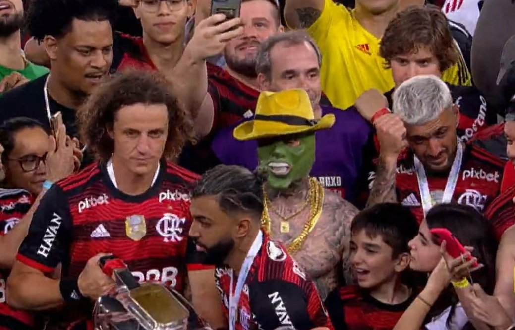 Influencers, Youtubers, Tiktokers  e celebridades comemoram no gramado o título do Flamengo da Copa do Brasil 2022