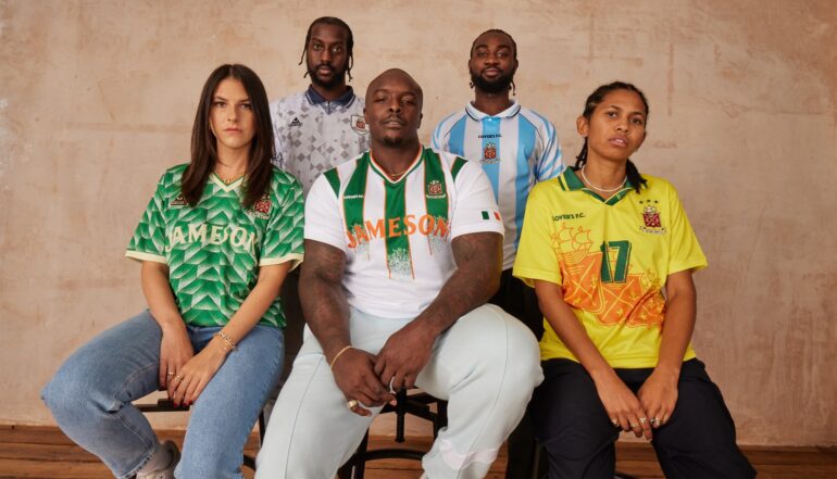 Jameson Whiskey junta-se ao Lover’s FC para coleção de camisas de futebol inspiradas em modelos clássicos