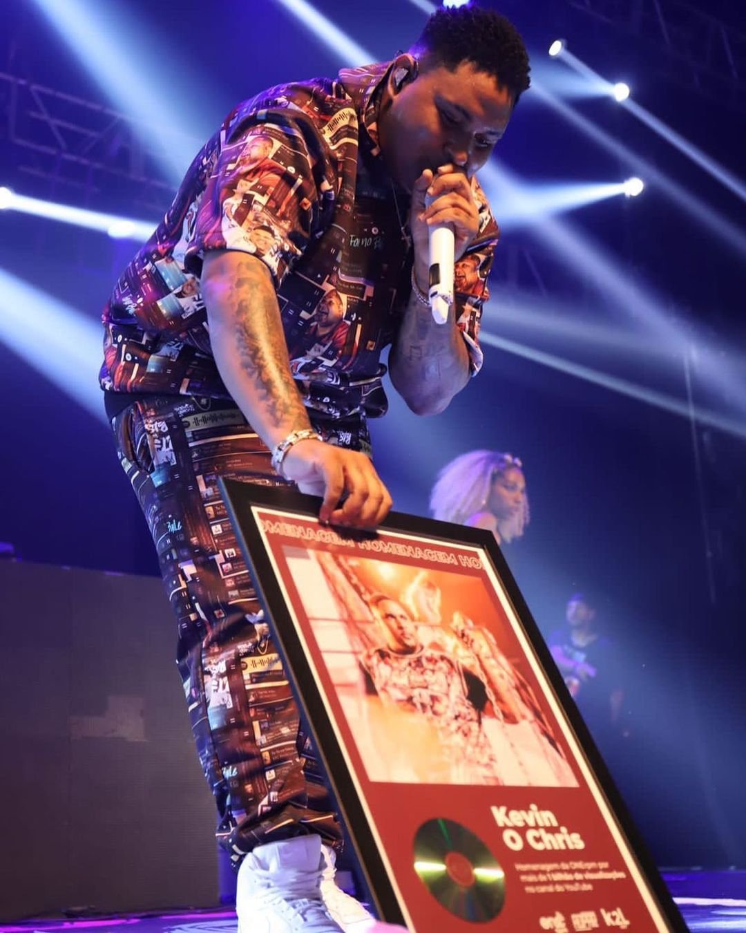 Kevin O Chris recebe placa em celebração por 1 bilhão de views no YouTube