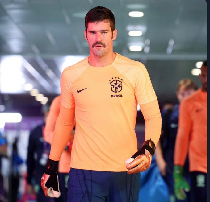 Bigode do goleiro Alisson na estreia da Copa do Mundo faz parte da campanha da Gillette pelo Novembro Azul