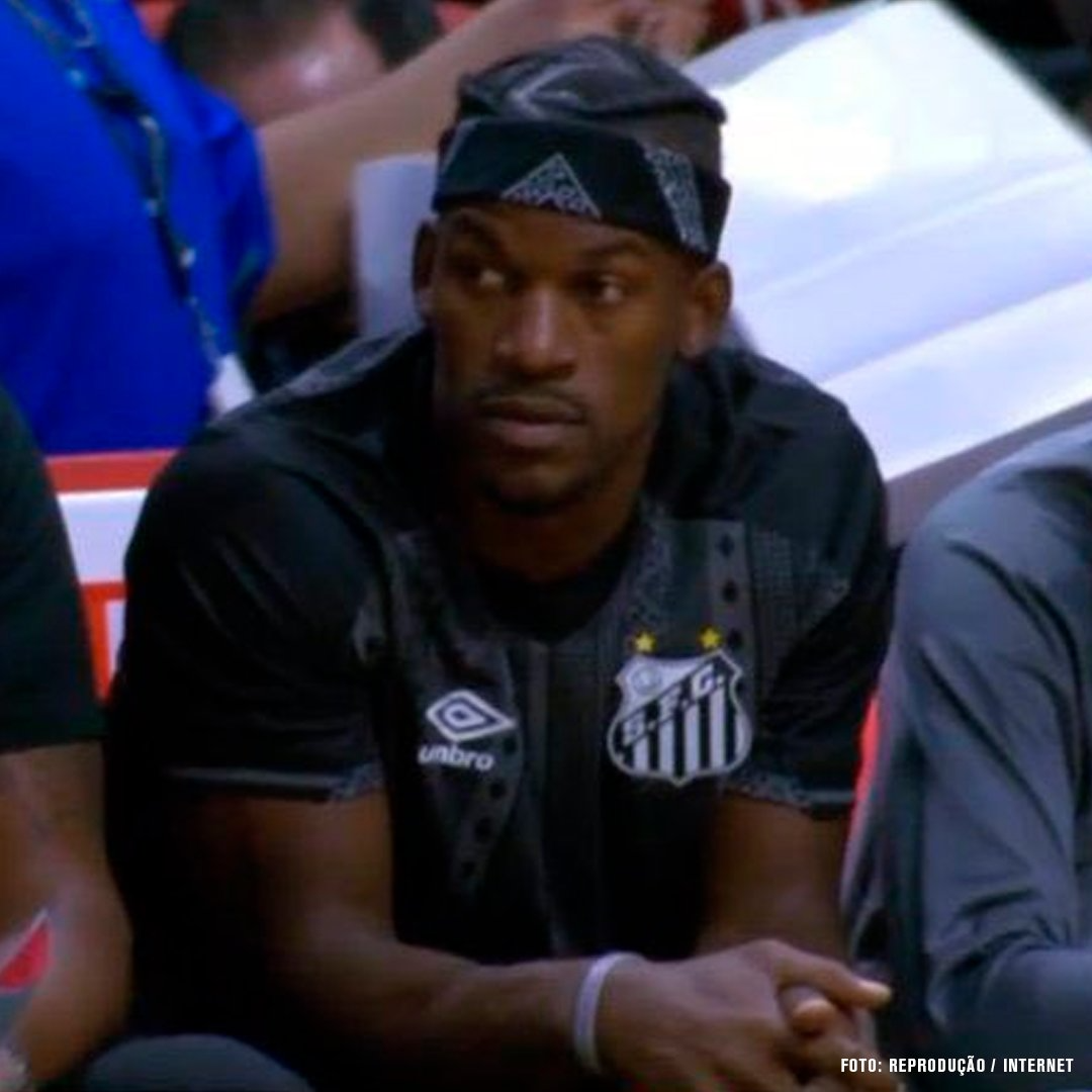 Jimmy Butler aparece vestindo camisa do Santos em jogo da NBA