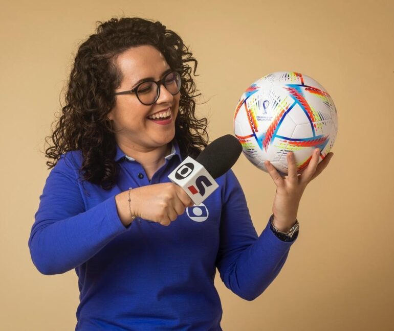Natália Lara se torna a primeira narradora mulher a transmitir um jogo de Copa do Mundo masculina no sportv