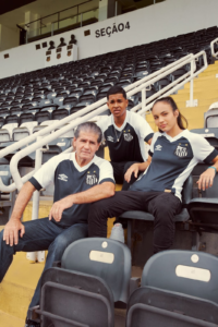 Umbro lança camisa retrô do Santos FC em homenagem a jogo contra o New York Cosmos em 1980