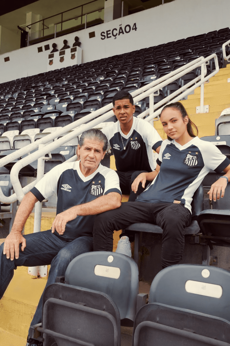 Umbro lança camisa retrô do Santos FC em homenagem a jogo contra o New York Cosmos em 1980