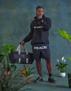 Umbro e Akomplice fazem parceria para capsula de roupas Peace 195 7