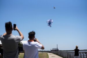 Helicóptero sobrevoa por Rosário (ARG) com camiseta gigante de Messi