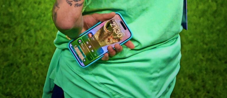 Neymar é flagrado escutando a música “Felina” do WIU a beira do campo