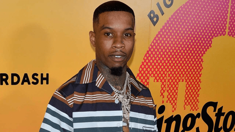 Tory Lanez é esfaqueado 14 vezes na prisão e está se recuperando